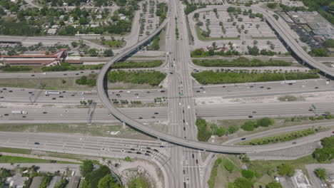 autopista ocupada en la hora pico en miami