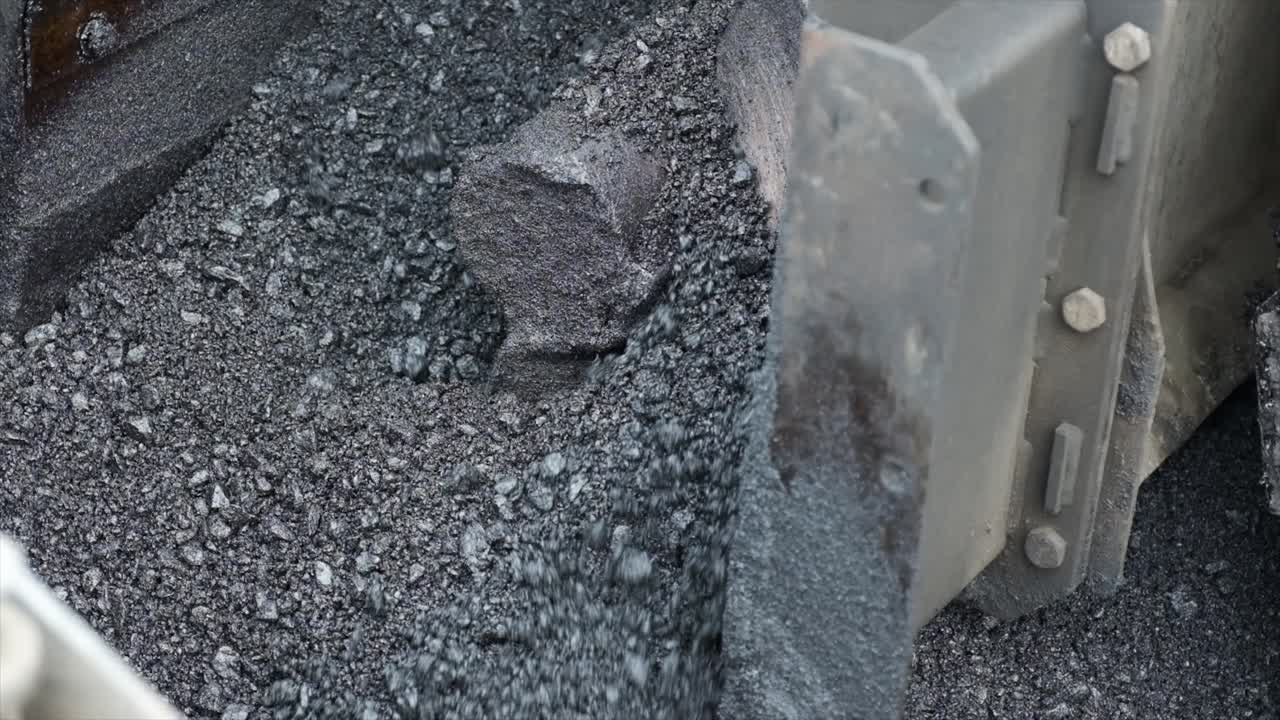 도로 건설 인프라를 아스팔트화하는 과정은 아스팔트 도로 표면을 퍼뜨리고, 압축하고, 압축하고, 평준화하고, 아스팔트 페이버 마무리기를 사용하여