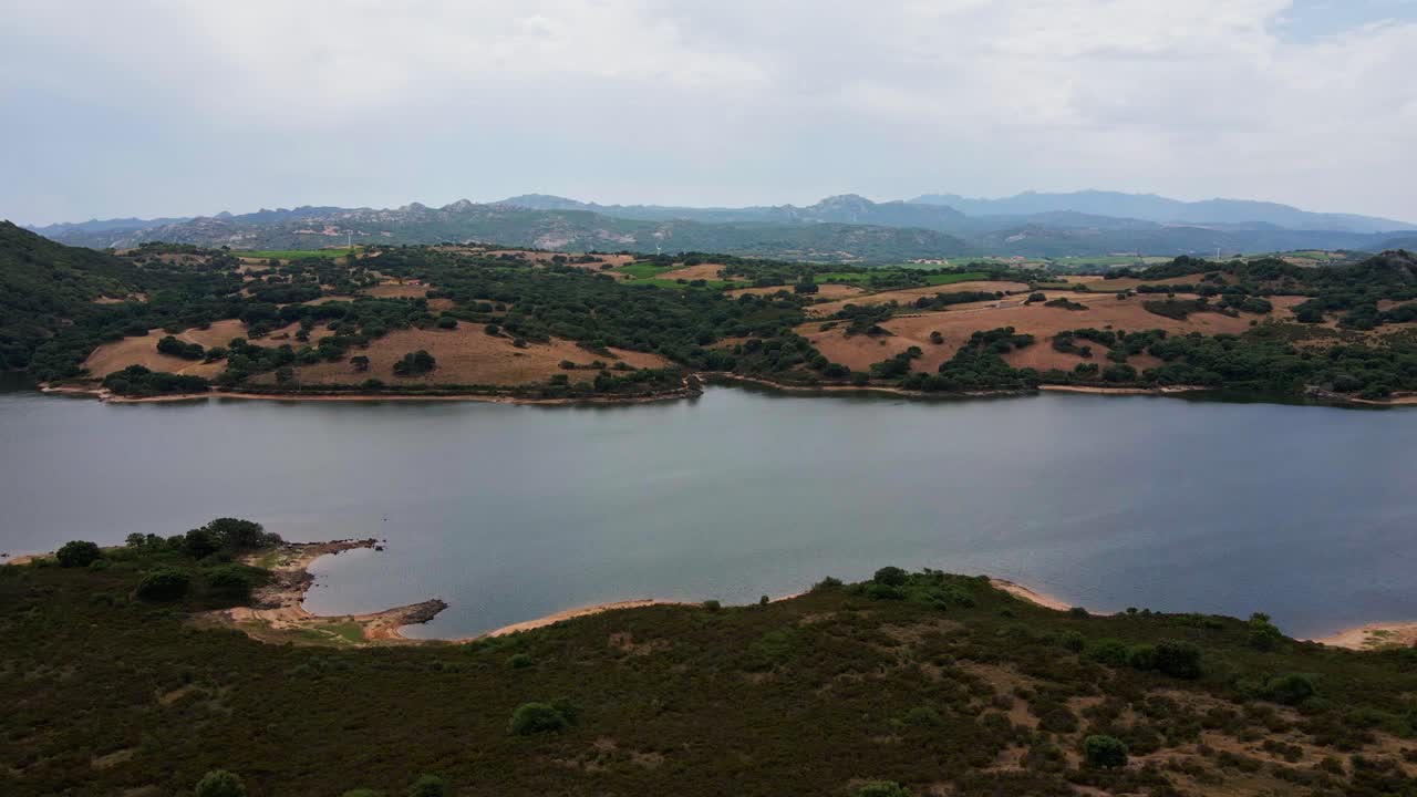 Volando sopra il Lago della Liscia in Sardegna, Italia.
