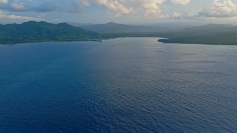 Aguas-Tranquilas-De-La-Bahía-De-Maimon-En-Puerto-Plata,-República-Dominicana