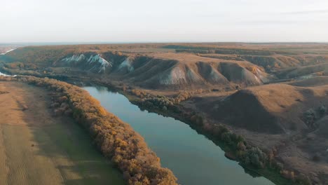 el valle del río de otoño vista aérea