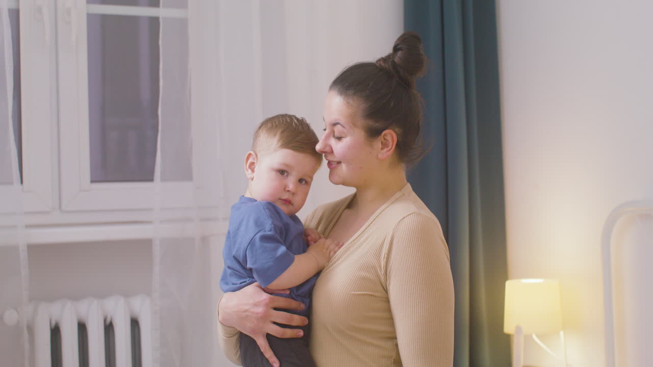 스튜디오 한가운데에서 춤을 추는 현대 무용수 커플