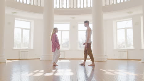 pareja de bailarines contemporáneos bailando en medio del estudio