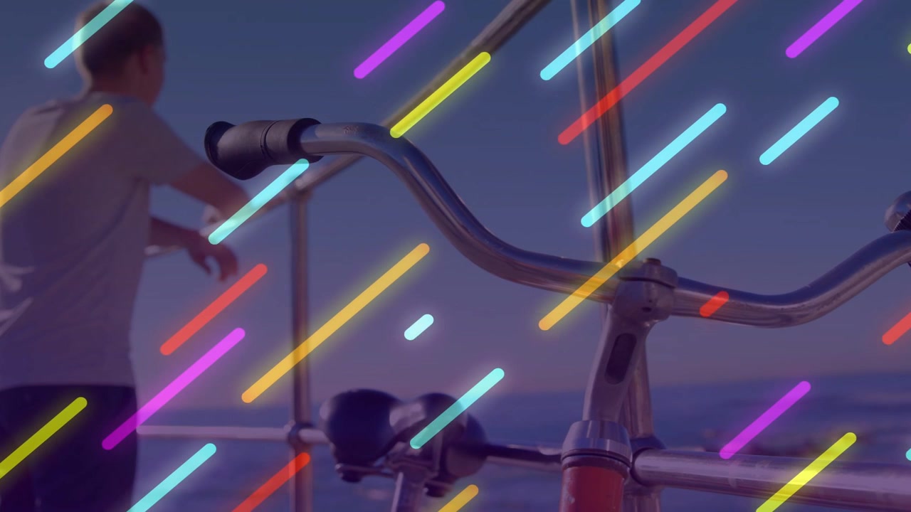 Uomo che entra da sinistra, appoggiato alla ringhiera, manubrio che funge da ancoraggio per il viaggio, striscia al neon che attraversa l'uomo