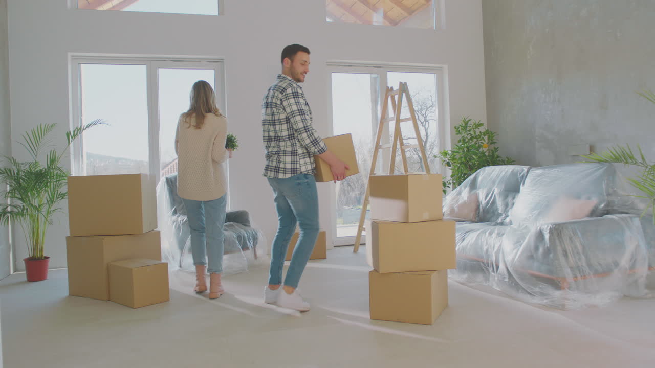 Smilende par flytter ind i deres nye hus