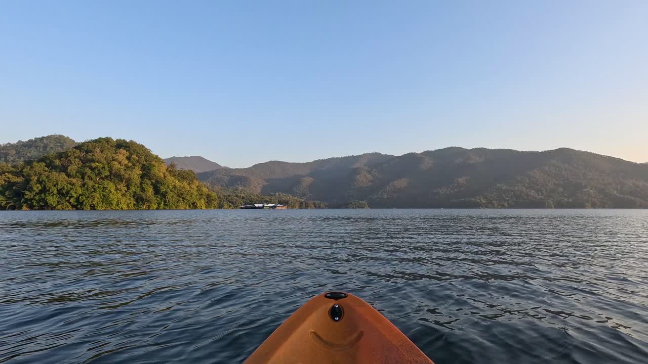 Remare verso un'isola verde lussureggiante