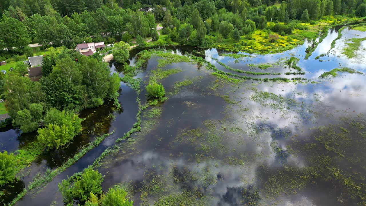 Letecký pohled na zatopenou obytnou oblast