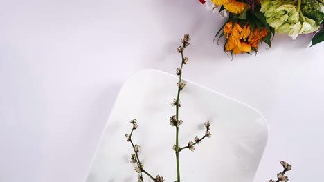 arreglo floral en un plato blanco