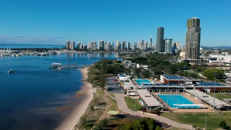 Luftaufnahme,-Die-Australiens-Wasserstraßen-An-Der-Goldküste-Und-Die-Zersiedelung-Der-Städte-An-Einem-Klaren-Tag-Zeigt