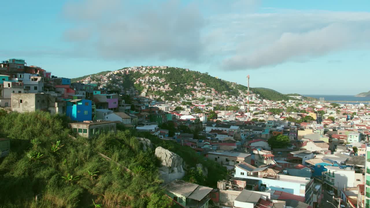 브라질의 아라 도 카보 (arraial do cabo) 의 작은 파벨라 (favelas) 위를 날아다니며, 구름이 많은 날에 카리브 해 브라질의 열대 낙원 (tropical paradise) 을 설정합니다.
