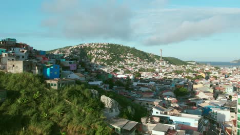 sobrevuelo que se establece sobre una pequeña favela de arraial do cabo brasil caribe brasil en un día nublado paraíso tropical
