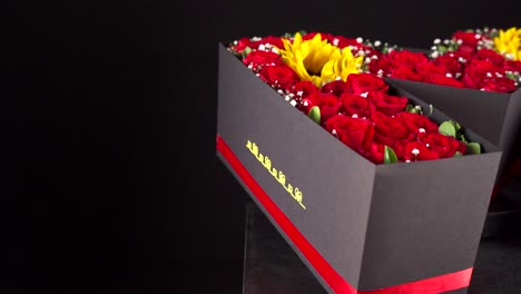 Rose-Und-Sonnenblumen-Geschenkbox-M-Brief-Schieberegler-In-Schwarzem-Hintergrund-Erschossen