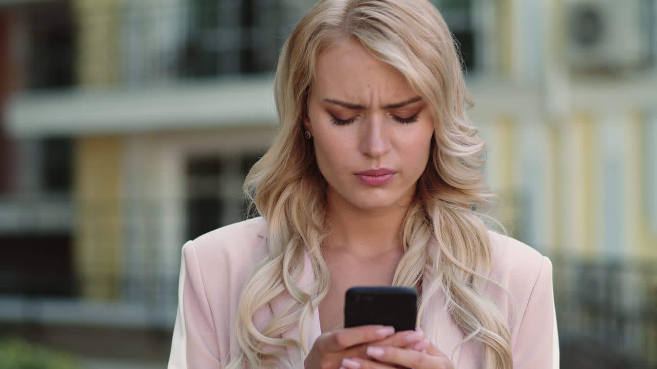 스마트폰을 사용하는 심각한 사업가 여성의 초상화