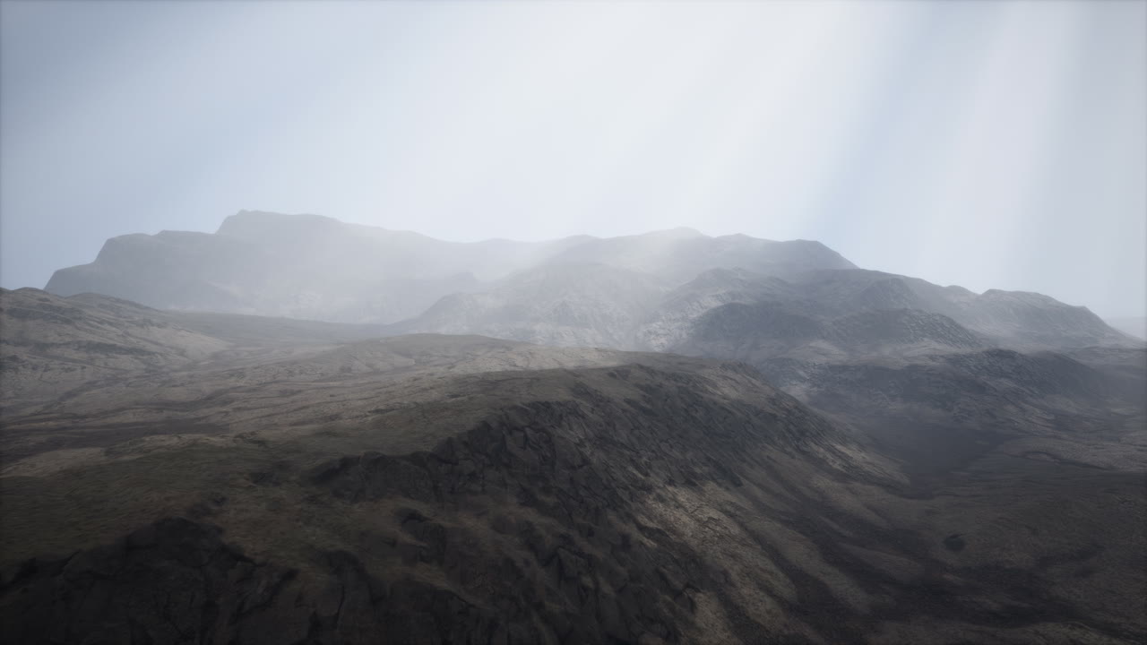 rayos de sol contra el telón de fondo de las montañas