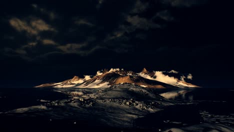 Paisaje-Dramático-En-La-Antártida-Con-La-Tormenta-Que-Se-Avecina