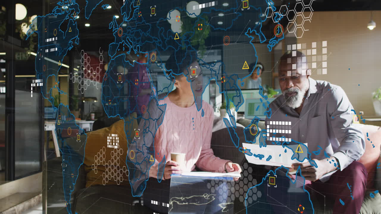 세계 지도의 애니메이션과 사무실의 비즈니스 사람들 위의 데이터 처리