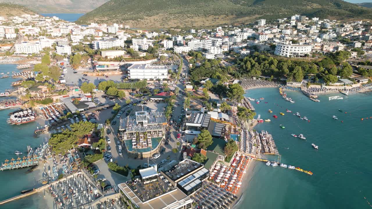 ⁇ 살  ⁇ 은 여름 날 에 크사밀 의 알바니아 리비에라 에서 바쁜 날