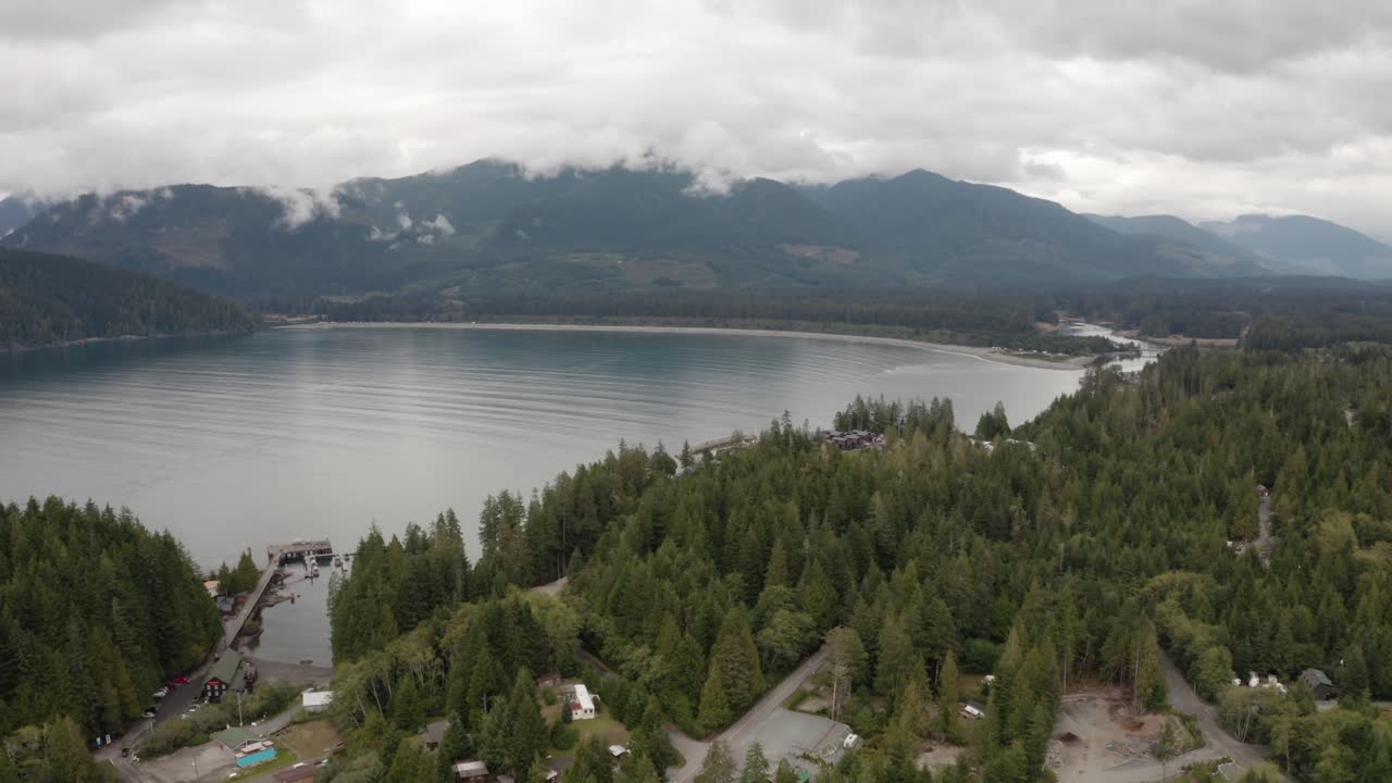 disparo de dron de 4k, retírese para revelar la ciudad de port renfrew, columbia británica