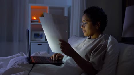 Frau-Mit-Brille-Arbeitet-Am-Laptop,-Während-Sie-Nachts-Im-Bett-Liegt.-Frau-Mit-Brille-Arbeitet-Am-Laptop,-Während-Sie-Nachts-Im-Bett-Liegt.-Konzept-Der-Internetsucht-Oder-Schlaflosigkeit.