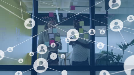 animación de la red de conexiones con iconos sobre diversas personas de negocios en la oficina