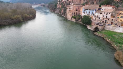 Der-Fluss-Durch-Die-Historische-Stadt-Miravet,-Tarragona,-Spanien,-Luftbild