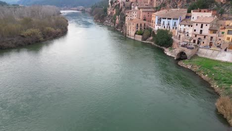 el río junto a la histórica ciudad de miravet, tarragona, españa, vista aérea