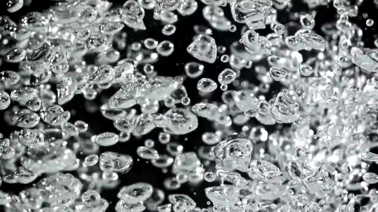 Bolle d'aria limpide che salgono nell'acqua su uno sfondo nero