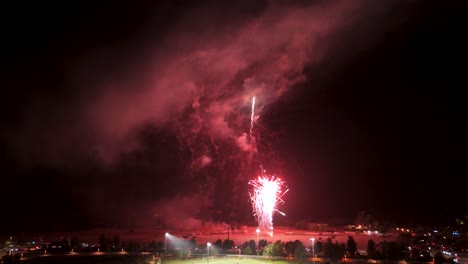 una vista encantadora de la exhibición de fuegos artificiales durante el 4 de julio - toma amplia