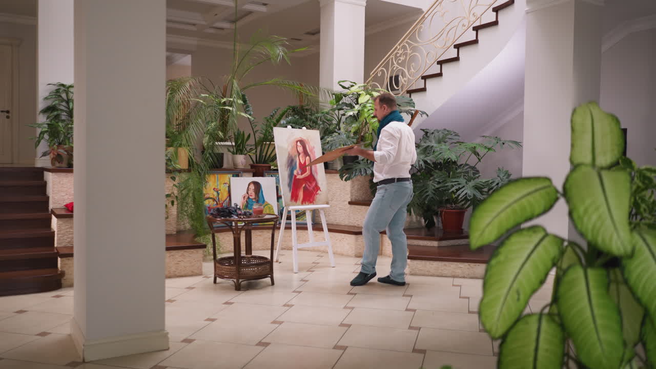 화가는 예술 스튜디오에 움직임을 가져옵니다. 예술가는 브러쉬가 춤의 흐름을 따라가도록 허용하여 그림으로 이어집니다. 마에스트로의 자기 표현의 형태.