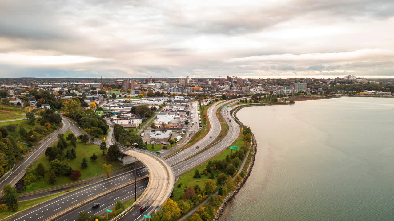 i-295 고속도로를 통해 메인 주 포틀랜드로 진입하는 멋진 공중 하이퍼 랩스