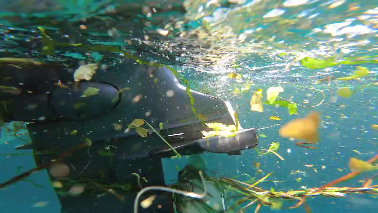 海藻に絡まった船のモータープロペラの水中からの眺め