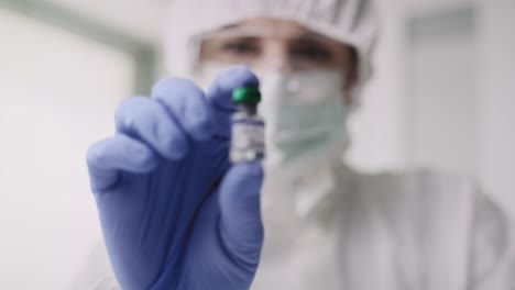 video del remedio contra el coronavirus en manos de un médico
