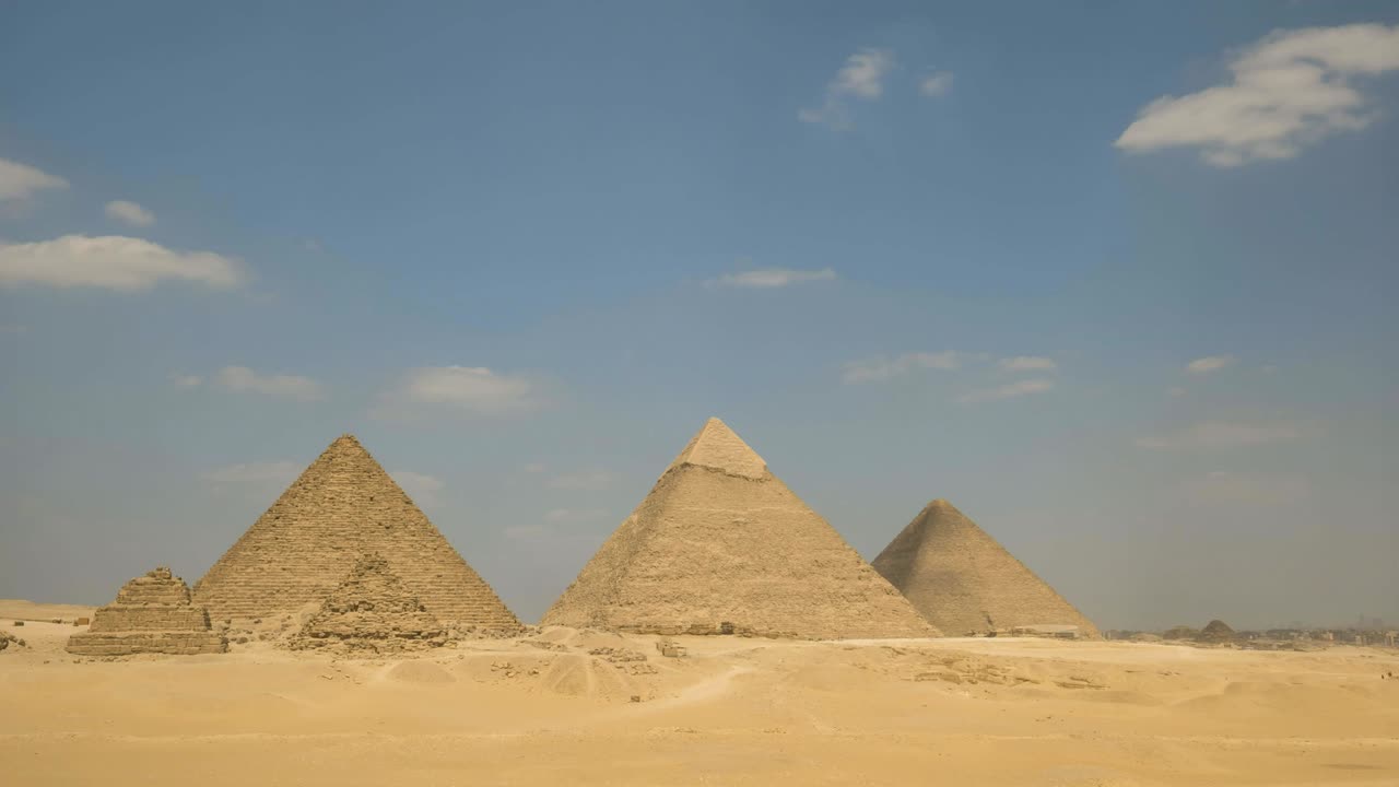 이집트의 기자 (giza) 에 있는 피라미드 (pyramids) 의 시간 경과