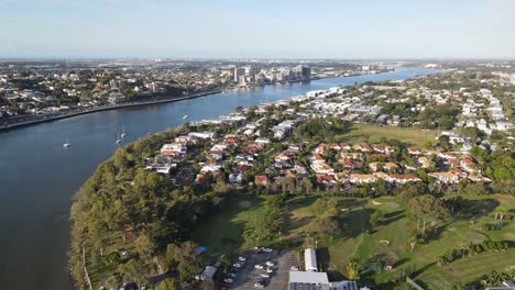 vista aérea del parque vic lucas en la costa del río brisbane en bulimba, qld, australia