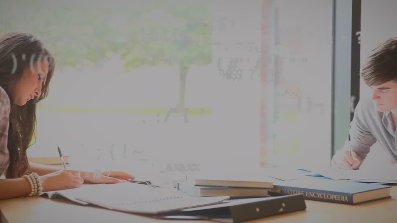 animación del procesamiento de datos sobre diversas personas leyendo libros.