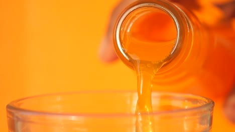 vertiendo jugo de naranja