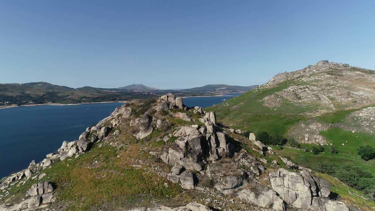 I bellissimi laghi e il paesaggio.