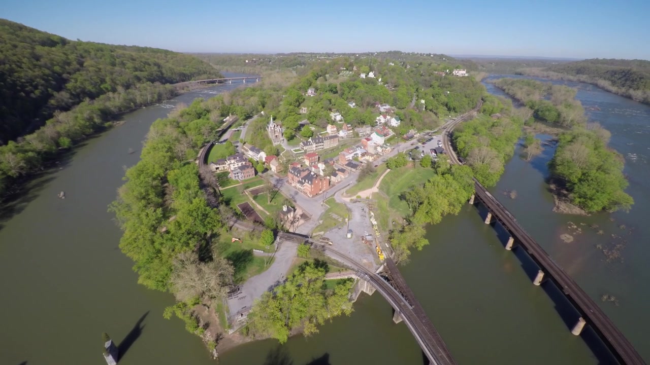 Le parc national de Harpers Ferry est situé au confluent des rivières Potomac et Shenandoah, où se rencontrent le Maryland, la Virginie et la Virginie-Occidentale. Connu pour le rôle de John Brown dans la guerre de Sécession