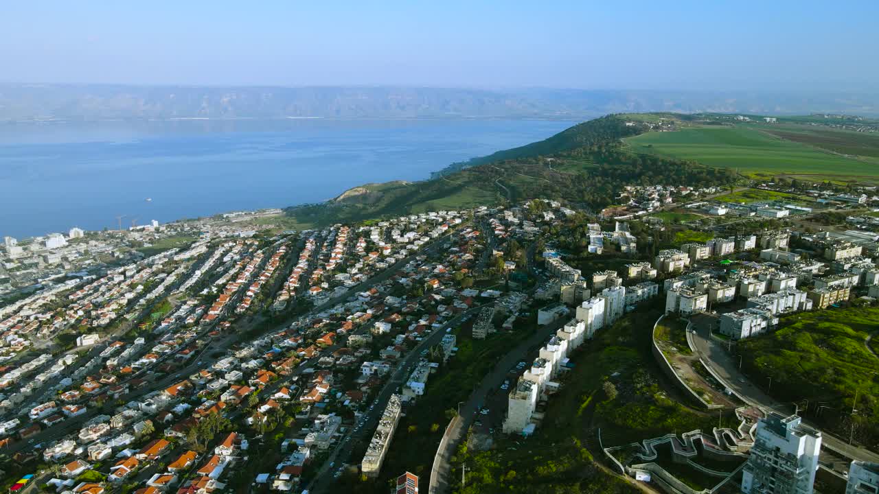 갈릴리 바다, 티베리아스, 골란 산맥, 해가 지는 동안의 놀라운 드론 촬영