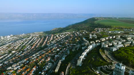 Der-See-Genezareth,-Tiberias,-Die-Golan-Berge-Mit-Einer-Erstaunlichen-Drohnenaufnahme-Bei-Sonnenuntergang