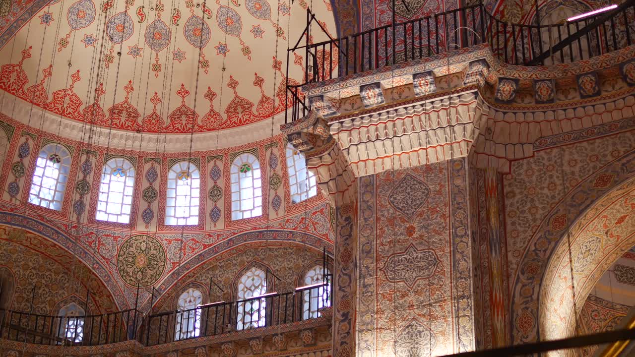 interior de una histórica mezquita turca