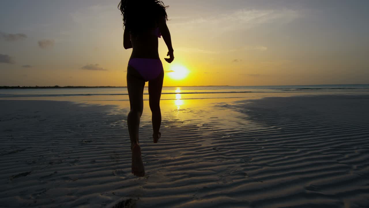 무관심한 아시아 중국 소녀가 바다 해변에서 휴가를 보내고 있습니다.