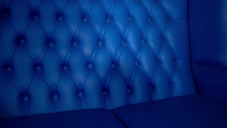 osos de peluche con auriculares y pelota de discoteca en un sofá azul