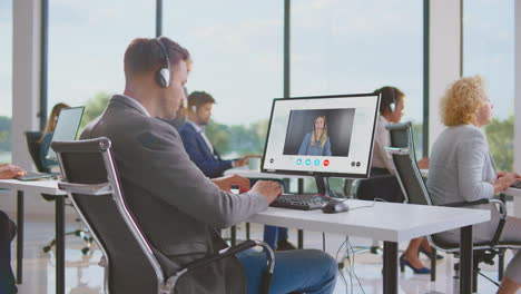 videoconferencia en una oficina moderna