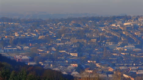 Die-Einrichtung-Einer-Luftdrohne-Schoss-7x-Von-Ravenscliffe-Häusern-An-Einem-Frostigen-Morgen-In-Bradford,-West-Yorkshire,-Großbritannien