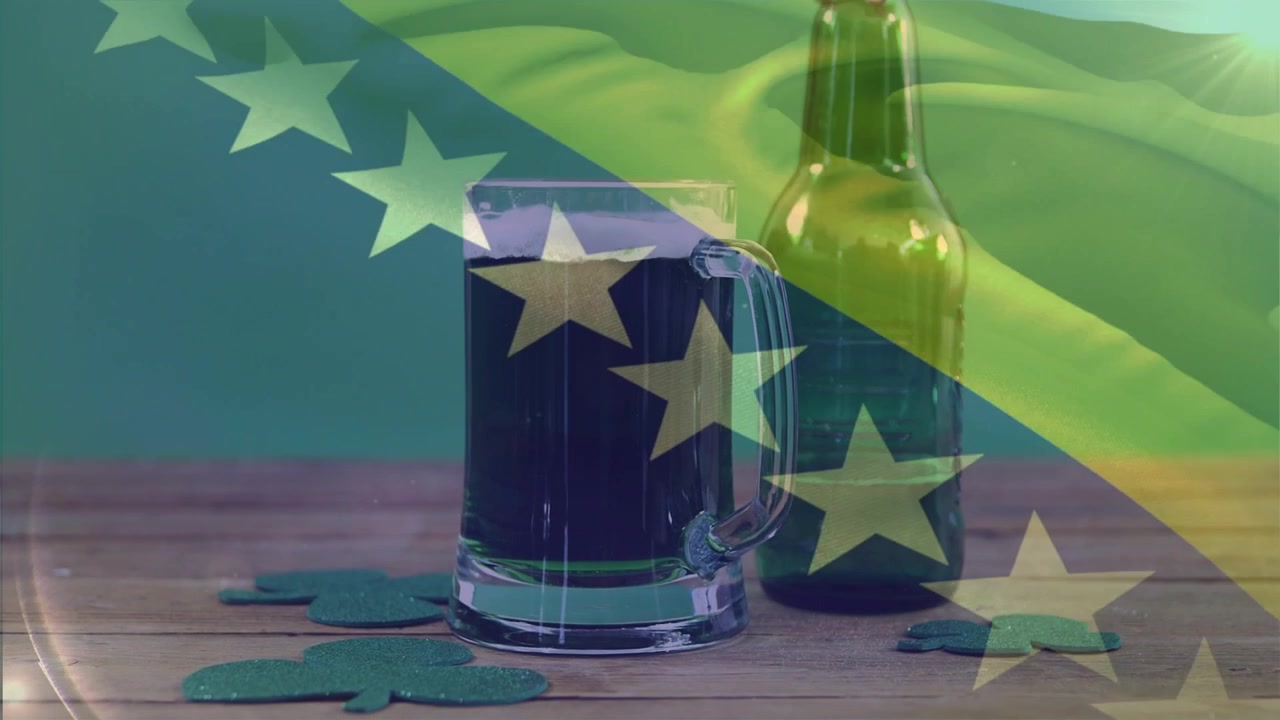 Bandeira de início varrendo do canto superior esquerdo, tremulando sobre caneca e garrafa de cerveja, destacando o produto.
