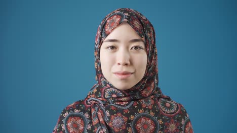 Feliz-Y-Sonriente-Joven-Musulmana-Asiática-Con-Hijab.