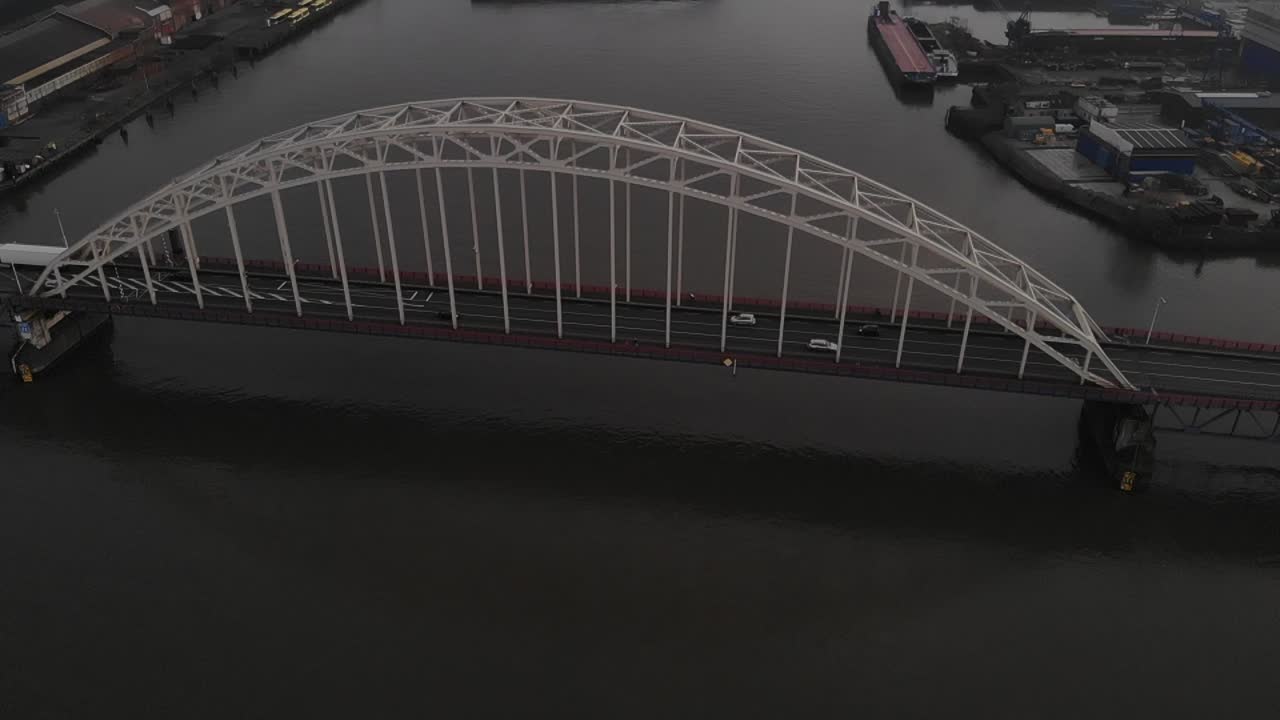 네덜란드의 노르트 강을 가로지르는 아치교를 여행하는 자동차