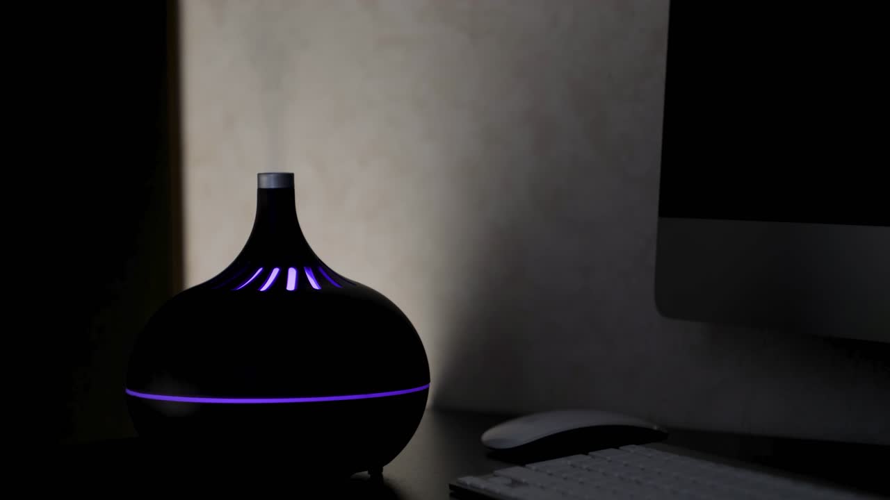 책상 위에 세련된 검은색 에센셜 오일 디푸저