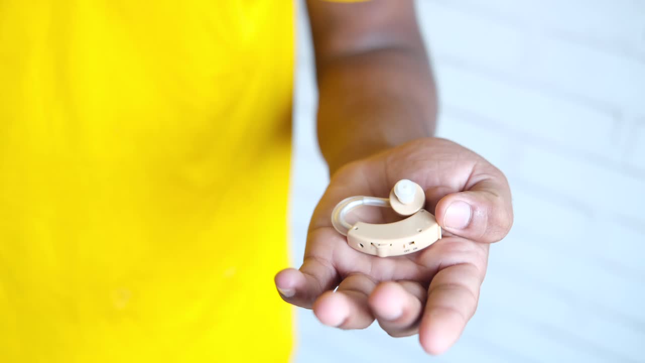 persona que tiene un audífono